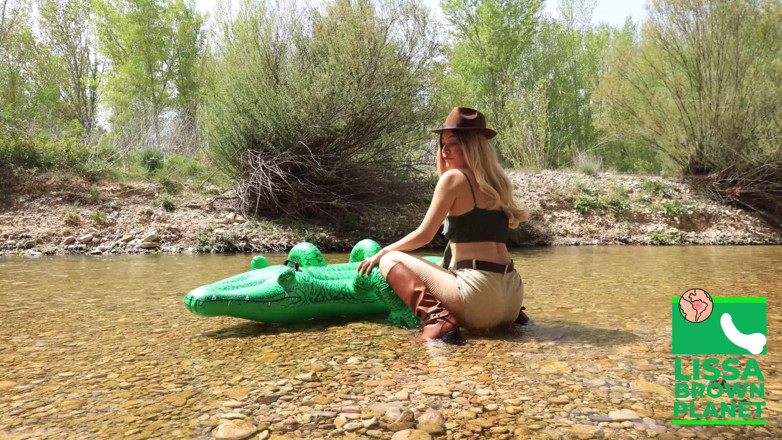 Lissa Brown: L'esploratore gonfiabile wildlife arriva al sito gonfiabile; È molto pericoloso!