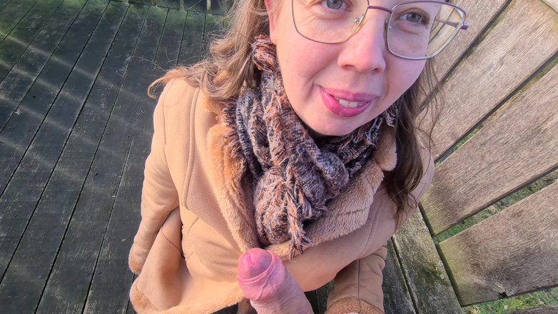 Alison Robell: 我有被抓住的风险变得饥渴，所以我一边出去一边吮吸他的鸡巴