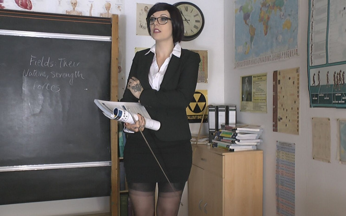 St Mackenzie's Archive: Mlle Hendrix se déshabille en faisant une blague quand elle...