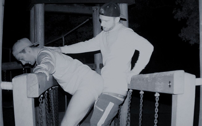 GayKinkCouple: Night Vision para seks na placu zabaw