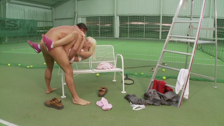 SEXUAL SIN: DES NANAS MIGNONNES. Une jolie blonde excitée se fait enculer...