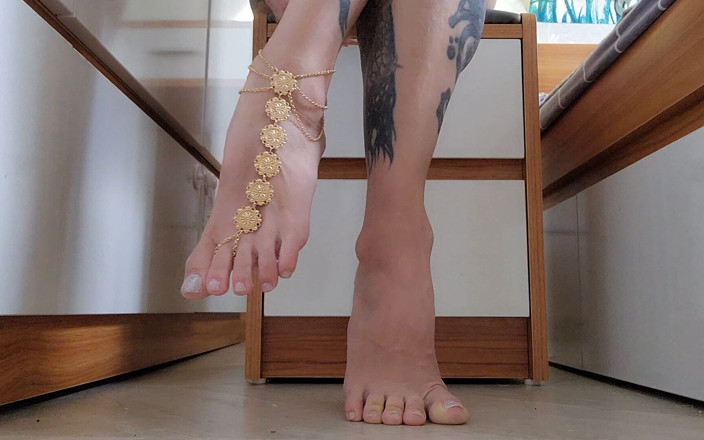 TattoedGirl666: Footfetish Seksowne stopy i łańcuszek