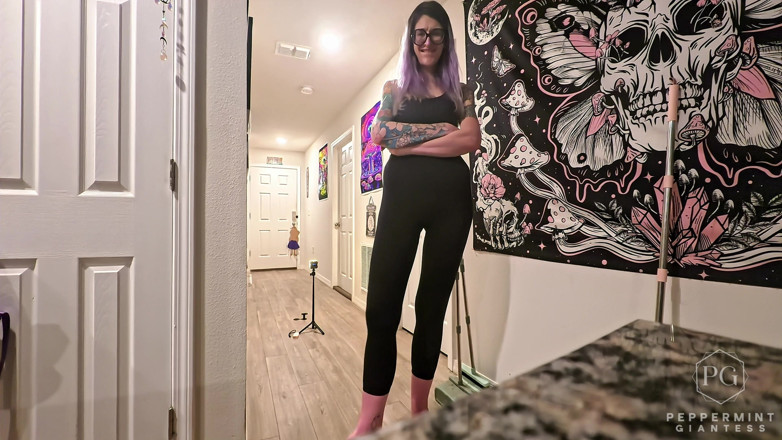 Peppermint Giantess: 6'7 Macocha posiada jej żałosny krótki przegrany - Giantess POV Upokorzenia Winda...