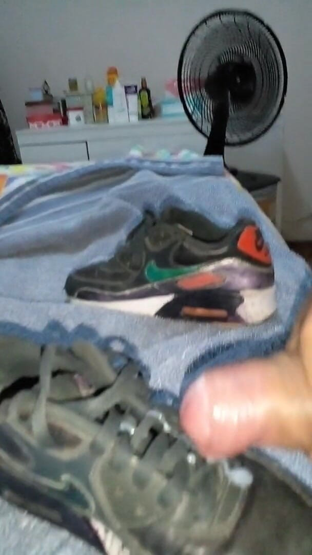 Sneakerfetish_BR: snikar meri puraani eyar maiks ko chodta aur viry nikaalta...