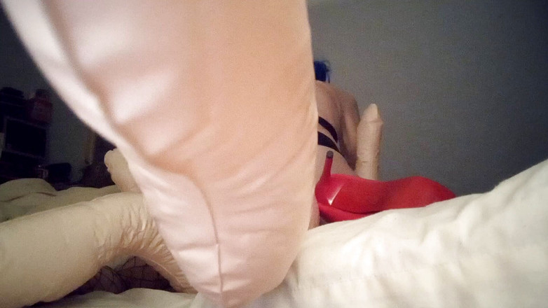 Ratapcxsumi: Crossdresser ujeżdża lalkę
