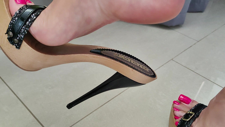Goddess Lena: Tacchi Alti Brainfuck Proprio in Faccia