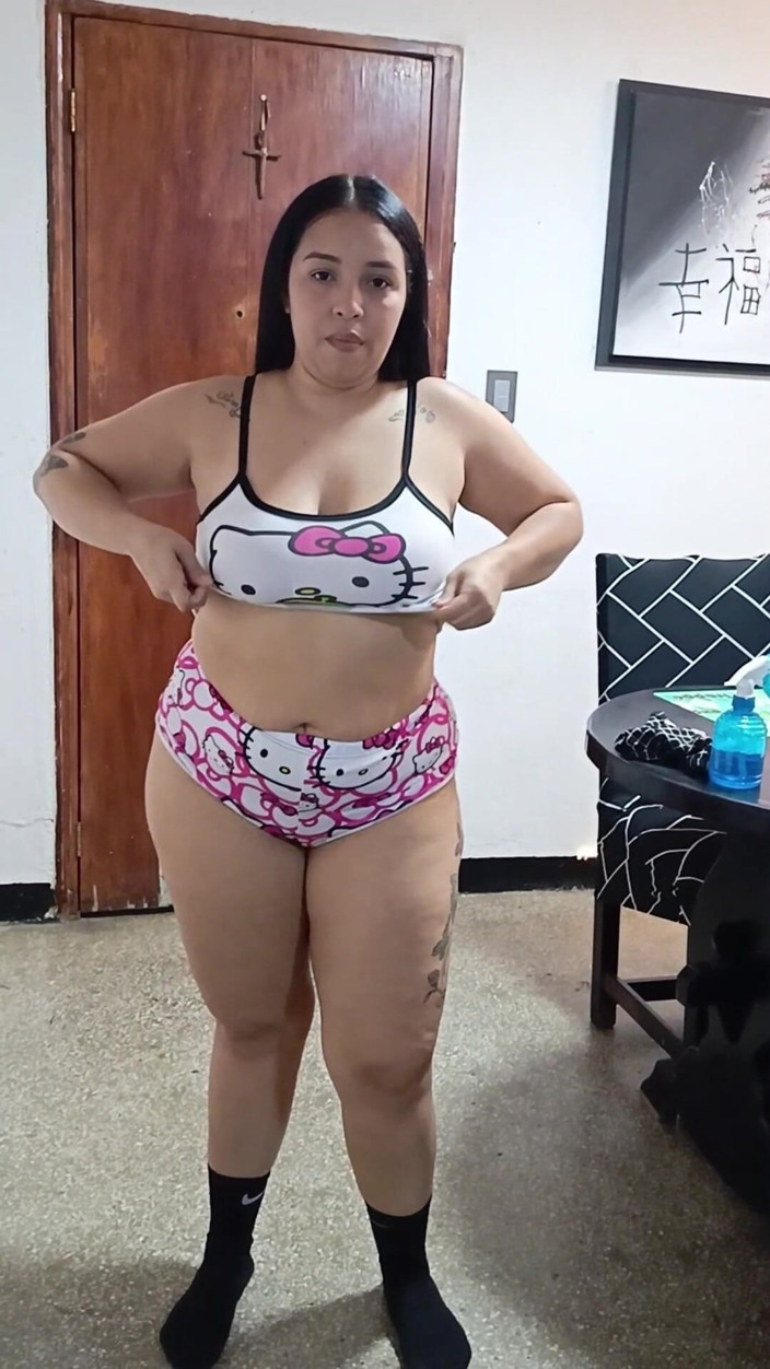 SugarPose: İri güzel latin hizmetçi evi temiziyor
