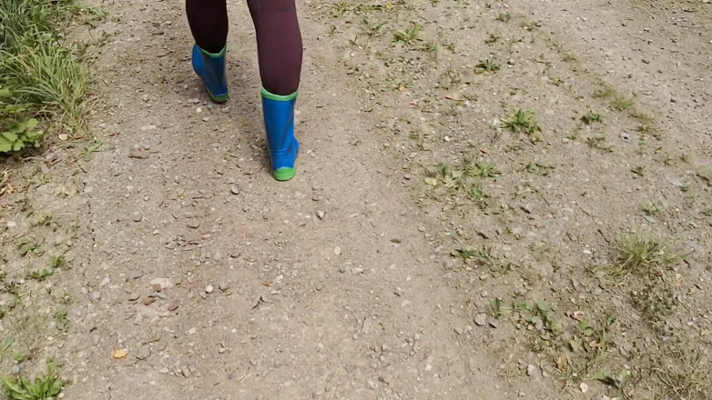 Bouncy Tits Action: Caminando en botas de goma