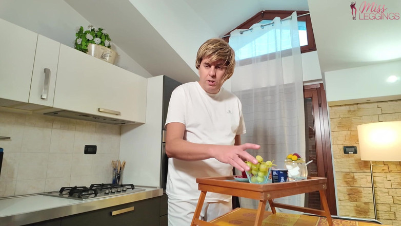 MissLeggings: Zmatená macecha později pochopí, že to nebyl služebný, kdo jí přinesl...
