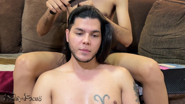 Fito Torres: Adoration des cheveux longs et brossage sensoriel par les mains...