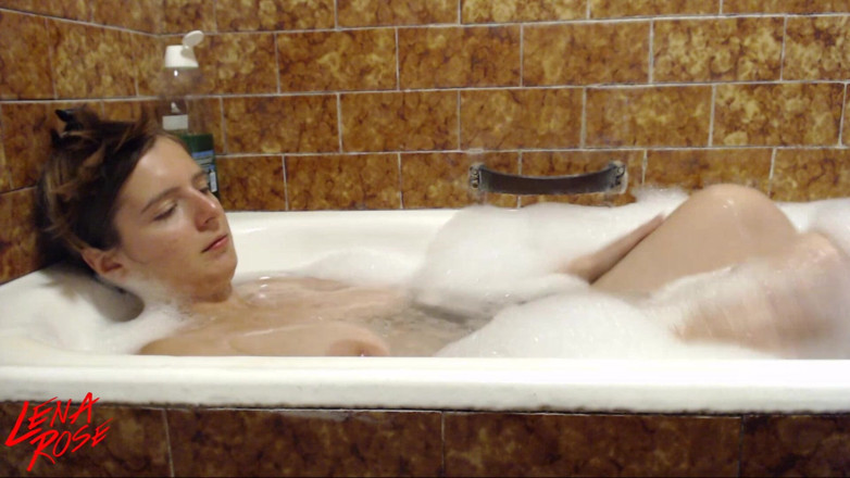 Lena Rose: Détente dans le bain