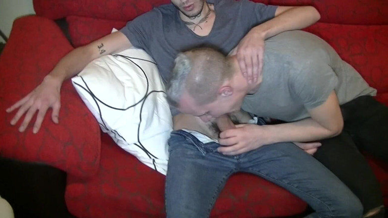 Gaybareback: Сексуальна блондинка-близнюк відтрахана без презерватива Алексіс Кларк