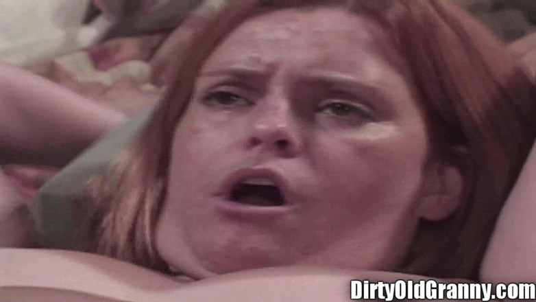Dirty Old Granny: 松弛雀斑奶奶操荡鸡巴荡妇粗暴的奶奶性爱！