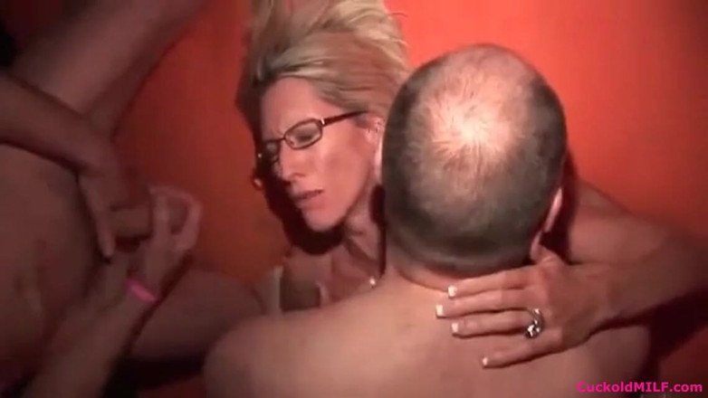 Cuckold MILF: Зрадлива мамка - моя гаряча блондинка дружина в den свінгерів