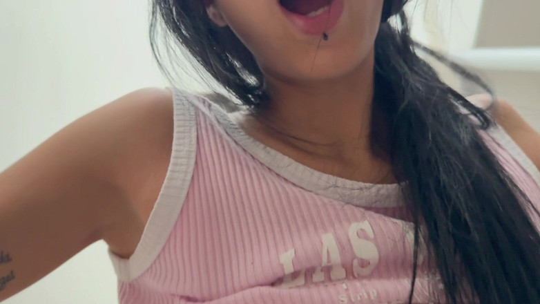 Chorran: Această fată delicioasă slabă adoră sexul și o fut tare pe...