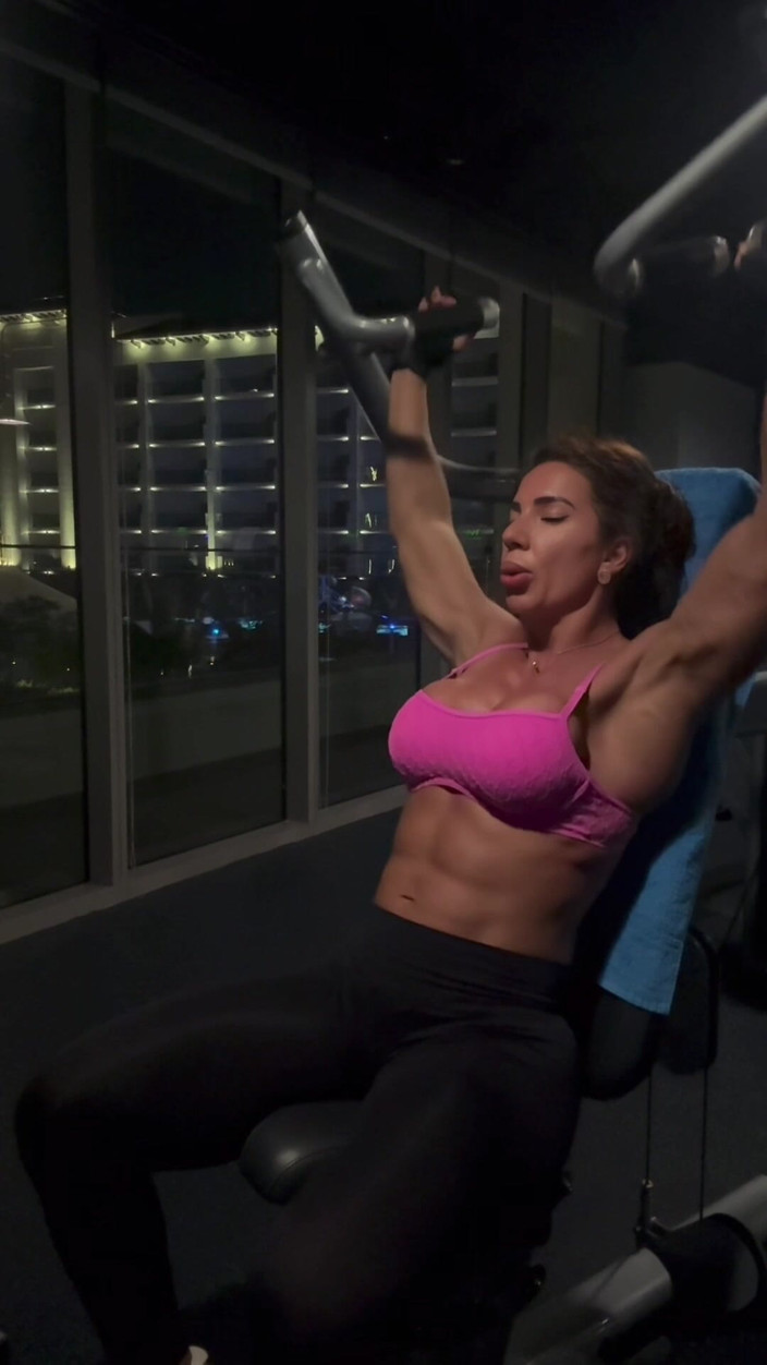 Alesyamuscledoll: Entrenamiento y posando después de la parte 1