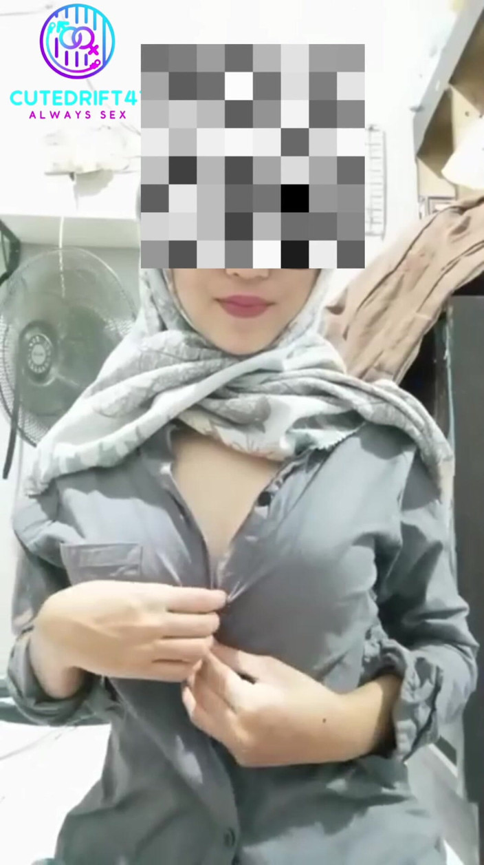 Lizzie Jane: Lucah tudung Indonesia dengan payudara besar