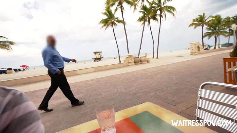 Waitress POV: Serveuse en POV - Natalie Porkman - attachée aux saucisses