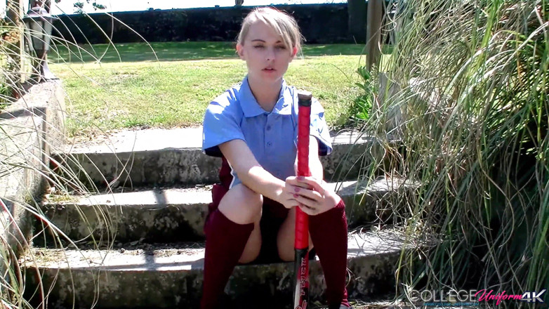 College Uniform: Branlette De Hockey Avec Chloe Toy