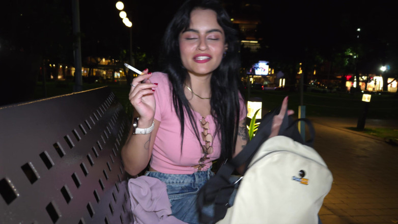 cxlila: Drague Amateur En Public: Une Fan Latina Avec Un Sac À...