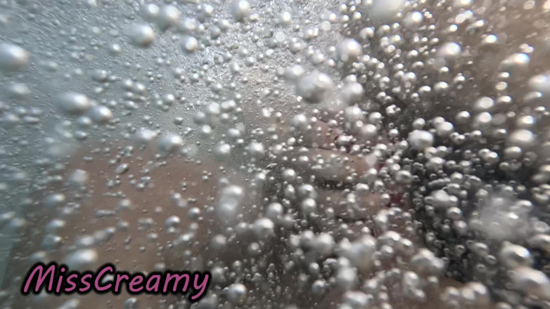 Miss Creamy: Publiczny basen przyrodnia siostra Dick Flash Ryzykowna ręczna robota tłum...