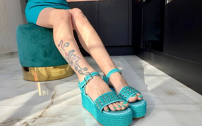 Julia domaina: Sandales en cales bleues et vernis à ongles bleus sur les...
