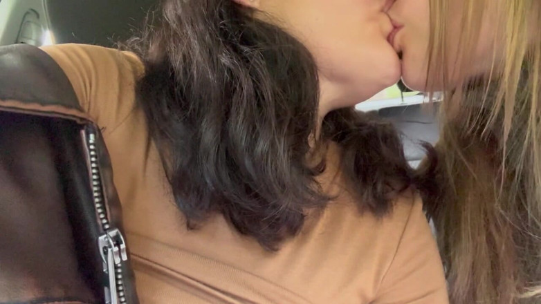scarlettandc: レズビアンたちが屋外で楽しむ