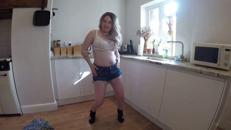 Littlevixen: Madrasta tira roupa em shorts jeans e calcinha