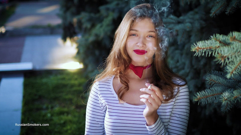 Russian Smokers: Une Russe sensueuse fume une cigarette par vagues