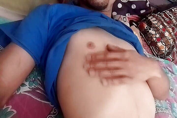 Thakursammy: 若い男の子が乳首と胸を擦る