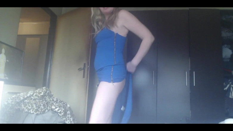 Blond Goddes: Rauchendes heißes schätzchen im kleid fickt ihre muschi mit lieblingsspielzeug. 