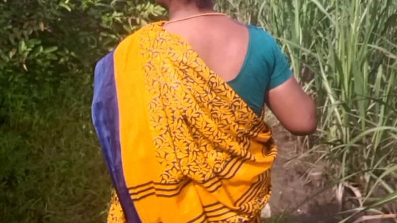 Priyanka314: Esposa do amigo indiano segurando e apertando peitos na plantação...