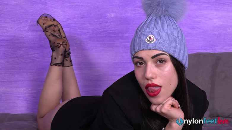 Best Nylon Feet Videos: Ohromující Petra si sundá boty na après-ski a předvádí své...