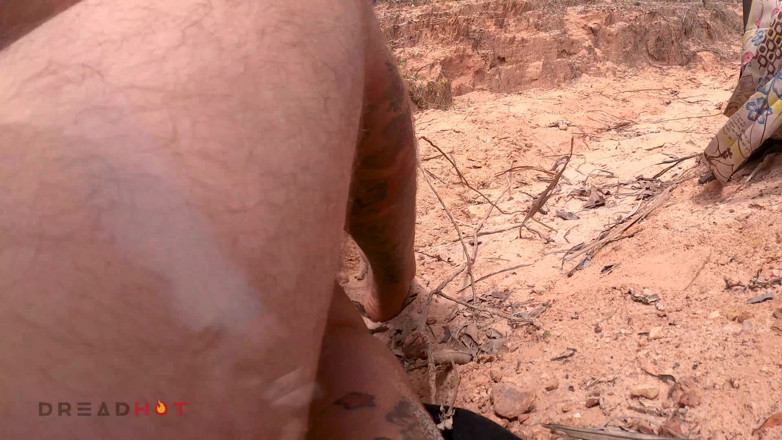 Dread Hot: Coppia giovane scopa su una spiaggia nudista