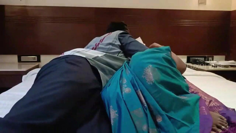 Luxmi Wife: Pemilik rumah mengongkek isteri penyewa - seks untuk sewa. Episod terakhir