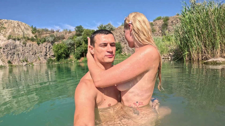HotPrincessUA: Nue dans une journée ludique dans l’eau bleue avec mon...