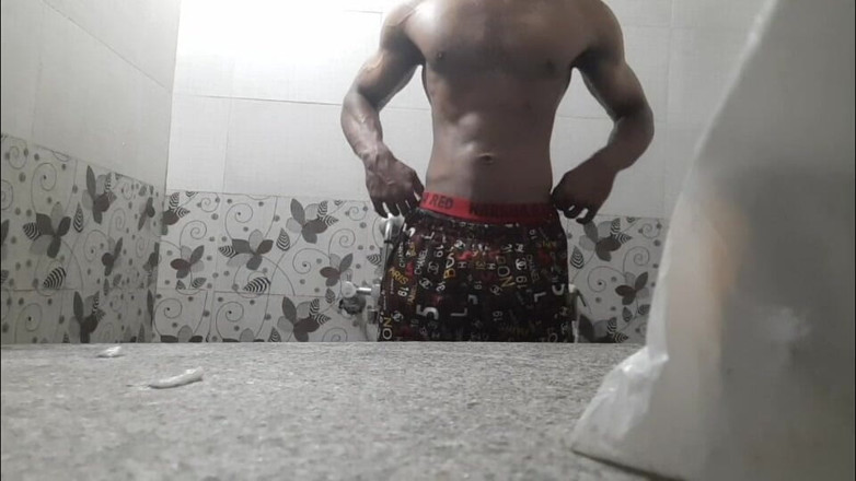 Wheyincognito: Cowok sange mandi bareng cowok sange ini di kamar mandi