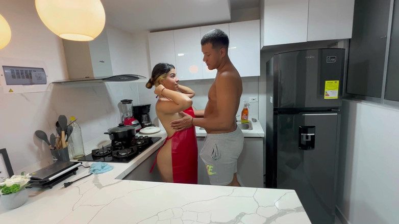 Saraymike: Je rencontre ma demi-sœur seule en tablier dans la cuisine
