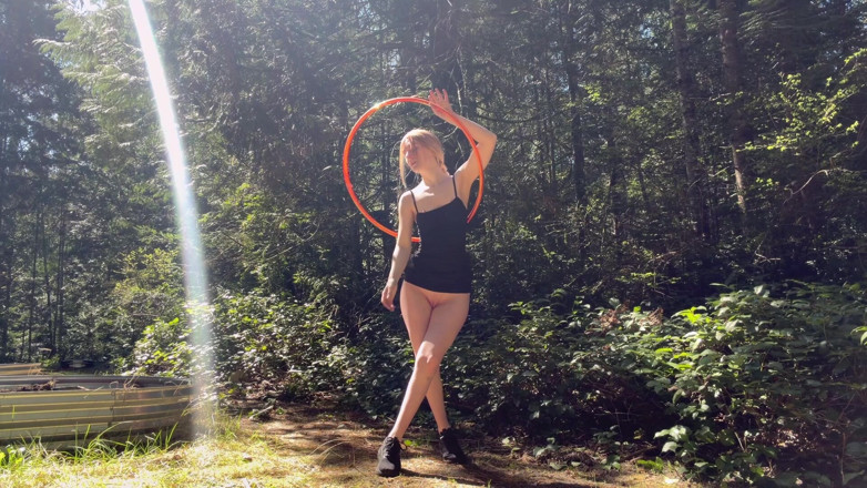Destination Kat: Hula hoop et exhibition