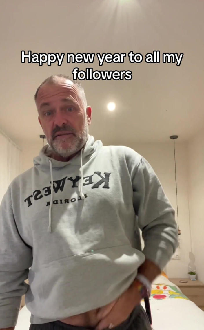 Daddybearvlc: 新年あけましておめでとうございます - 私が戻ってきたときにあなたを待っているものを推測してください