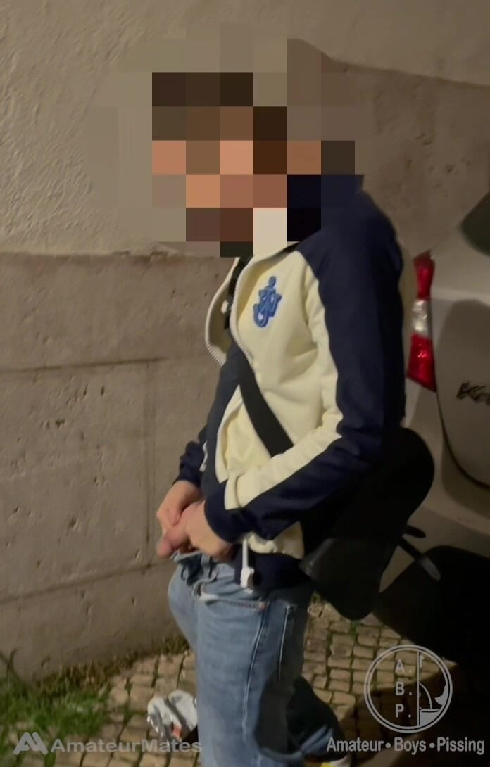 AmateurBoysPissing: Un Amateur Sort Sa Grosse Bite De Son Jean Et...