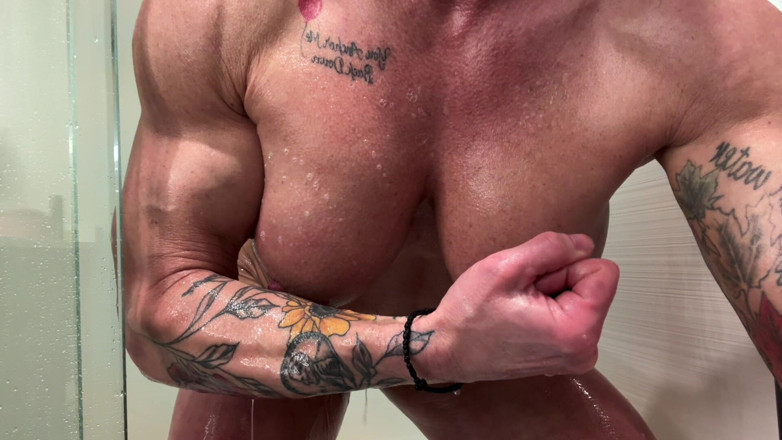 Kandylegsxxx: Čas na uctívání svalů Kandys ve sprše