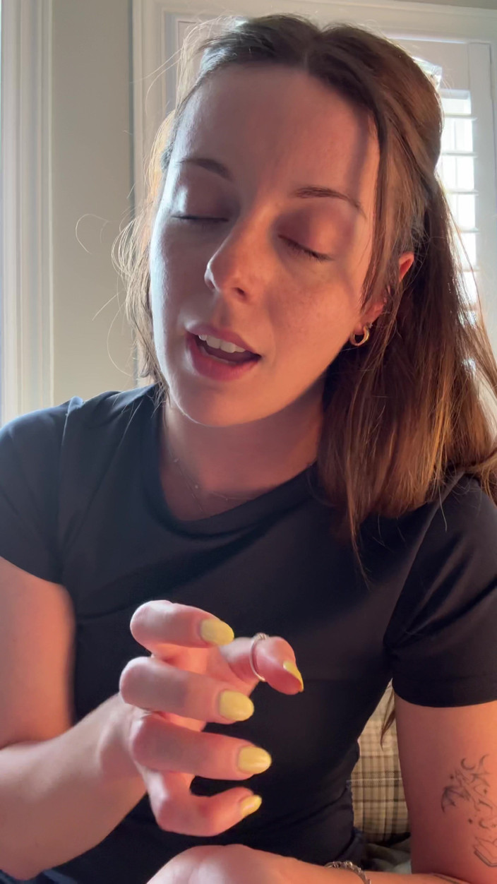 Nadia Foxx: Cette bombasse à lunettes te dit comment caresser !