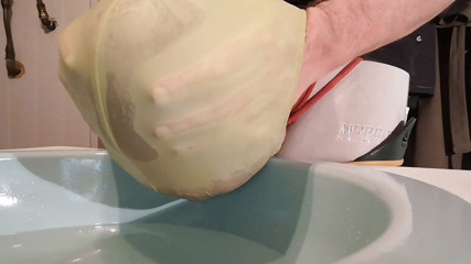 Monster_Meat_: Bermain dengan balon besar yang penuh dengan kencing