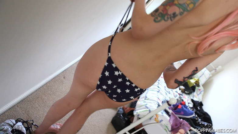 Bopping babes: Minni - gwiazda bikini