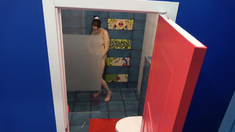 Milfs and Teens: Skutečná prsatá MILFka ve sprše
