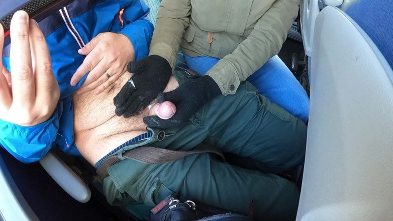 Mature_cunt: Gants noirs, branlette dans un bus