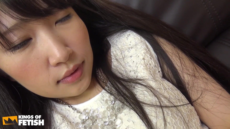Pure Japanese adult video ( JAV): Chica japonesa juega con su arbusto mojado en la entrevista...