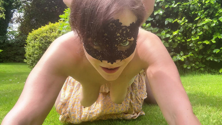 Queen-Lucy: Une chaudasse mariée suce son mari dans le jardin puis...