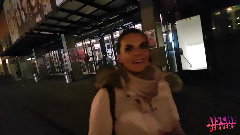 Aische Pervers: Milf alemana hace una mamada en el estacionamiento del aeropuerto